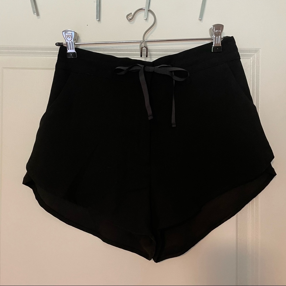 H&M Black shorts. With zipper and waist tie. - Picture 1 of 2